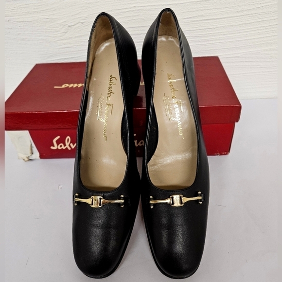 Salvatore Ferragamo Charade Vintage Calf Leather Heels in Black and Gold Sz 9.5 - Picture 2 of 13